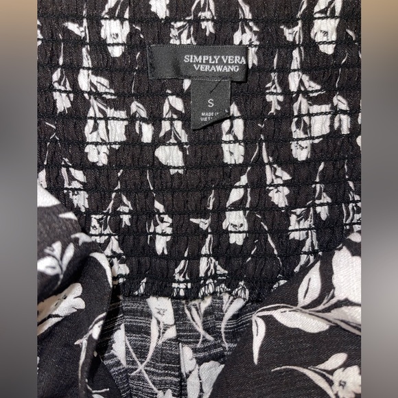 Simply Vera Vera Wang Twist-Front Tank- black with white flowers- size small - Picture 7 of 8